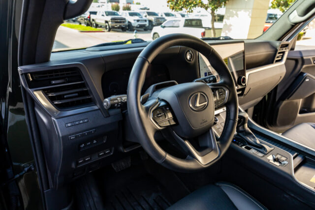 2025 Lexus GX 550 Overtrail+ Image 17